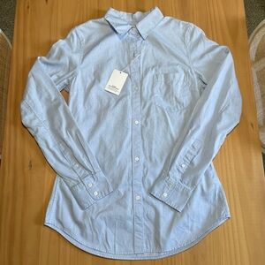 NWT: GAP, size Small Tall: women’s fitted boyfriend long-sleeved shirt in blue
